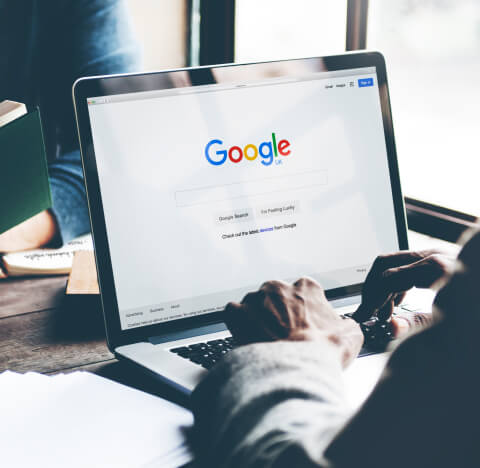 Persona utilizando un portatil y Google
