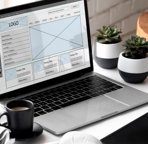Persona realizando wireframes en un portatil