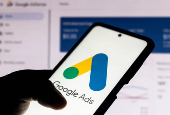 Persona ingresando a Google Ads
