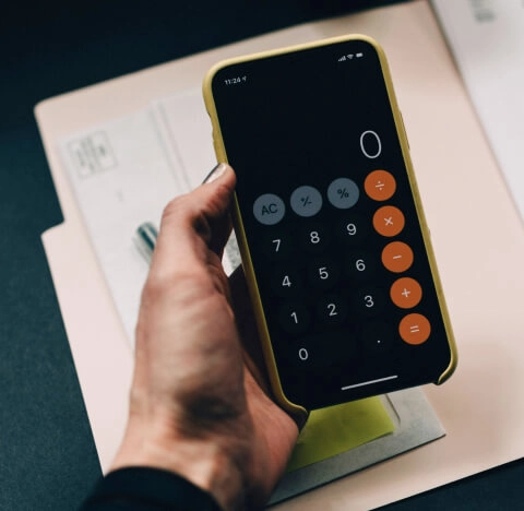 Persona utilizando la calculadora de un celular