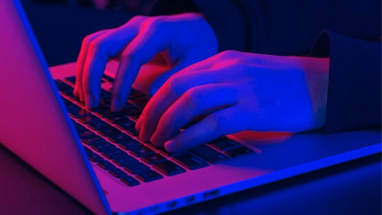 Hombre utilizando su Portatil