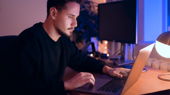 Hombre utilizando su Portatil